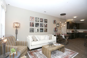 Station Village at Avenel in Avenel, NJ - Foto de edificio - Interior Photo