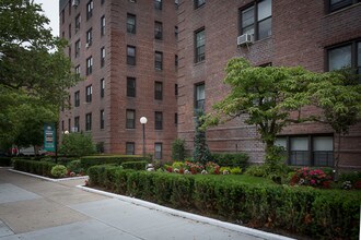 Fairfield At Far Rockaway in Far Rockaway, NY - Foto de edificio - Building Photo