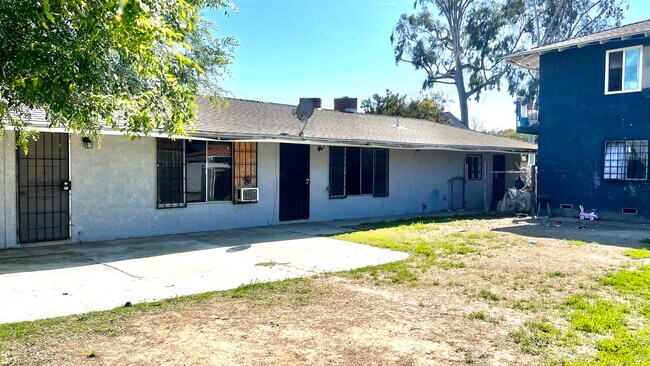 5642 Walnut Ave in Long Beach, CA - Building Photo - Building Photo