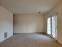 1317 Lincoln Heights Ave, Unit Apt 3 in Ephrata, PA - Foto de edificio - Building Photo