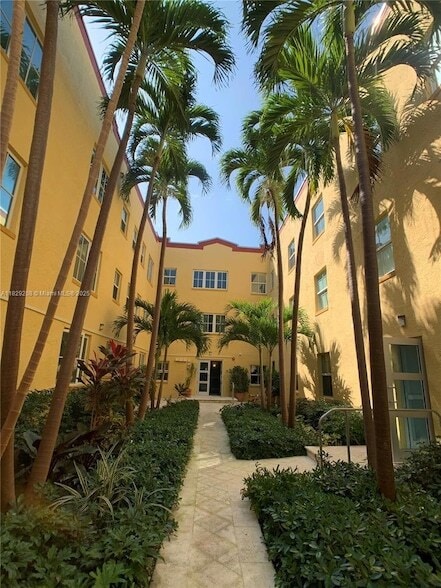 1308 Drexel Ave, Unit 205 in Miami Beach, FL - Building Photo - Building Photo