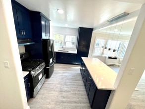 855 W 43rd Pl in Los Angeles, CA - Building Photo - Building Photo