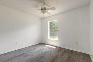 3214 Juniper Dr in Edgewater, FL - Building Photo