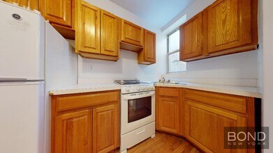 26 King St in New York, NY - Building Photo - Building Photo