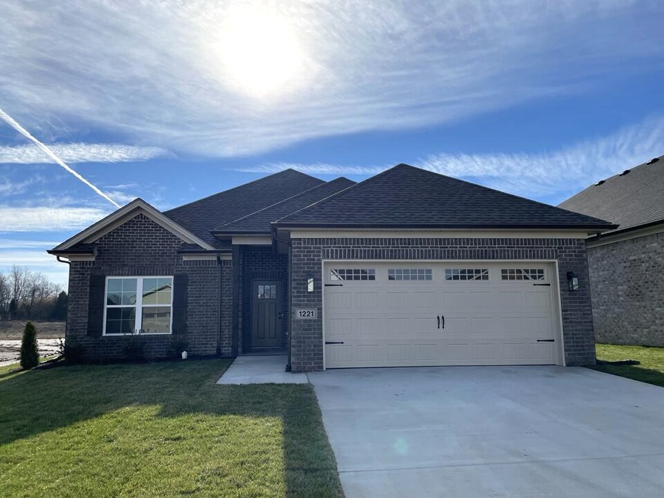 1221 Shallowford St in Bowling Green, KY - Building Photo