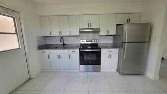 6112 SW 37th St, Unit B in Miramar, FL - Building Photo