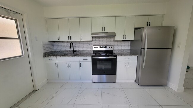 6112 SW 37th St, Unit B