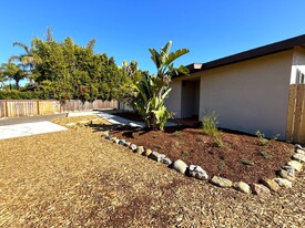 745 Bracero Rd in Encinitas, CA - Foto de edificio - Building Photo