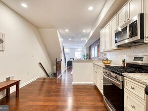 2515 E Fayette St in Baltimore, MD - Foto de edificio - Building Photo