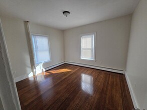 110 Church St, Unit 1 in Bristol, RI - Building Photo - Building Photo