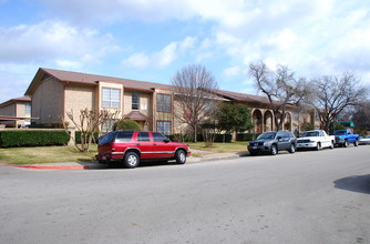 Cliffbrook Condos in Dallas, TX - Building Photo - Building Photo