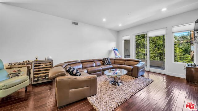 1318 S Roxbury Dr-Unit -211 in Los Angeles, CA - Building Photo - Building Photo