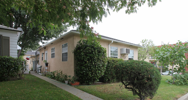 802 S 5th St in Burbank, CA - Foto de edificio - Building Photo
