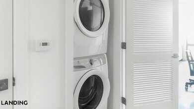 1007 S Mint St, Unit 800 in Charlotte, NC - Foto de edificio - Building Photo