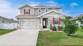 1709 Hilltop Dr in Dundee, FL - Building Photo