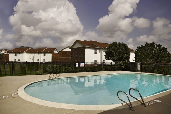 Meadowbrook Plaza Apartments in Houston, TX - Foto de edificio - Building Photo