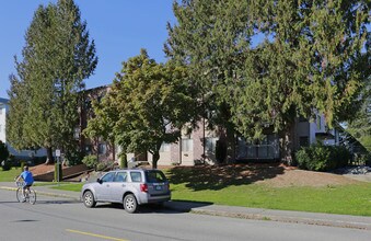 Maple Court in Maple Ridge, BC - Building Photo - Building Photo