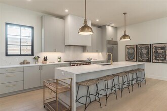 1702 Bauerle Ave in Austin, TX - Foto de edificio - Building Photo