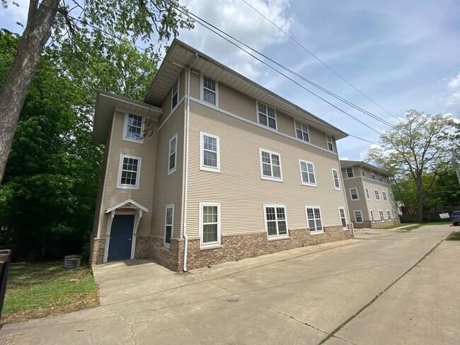 property at 606 1/2 W Elm St