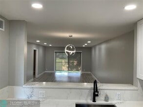 6101 N Falls Cir Dr in Lauderhill, FL - Foto de edificio - Building Photo