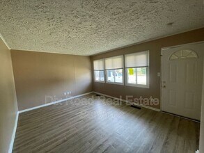 4910 Porterfield Dr in Dayton, OH - Building Photo - Building Photo