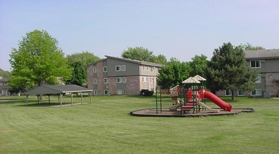 Cedar Crest Apartments in Waterloo, IA - Building Photo - Building Photo