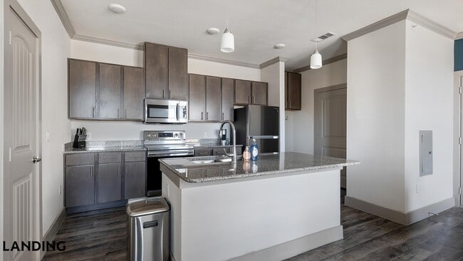 12500 Shadowglen Trce in Manor, TX - Foto de edificio - Building Photo