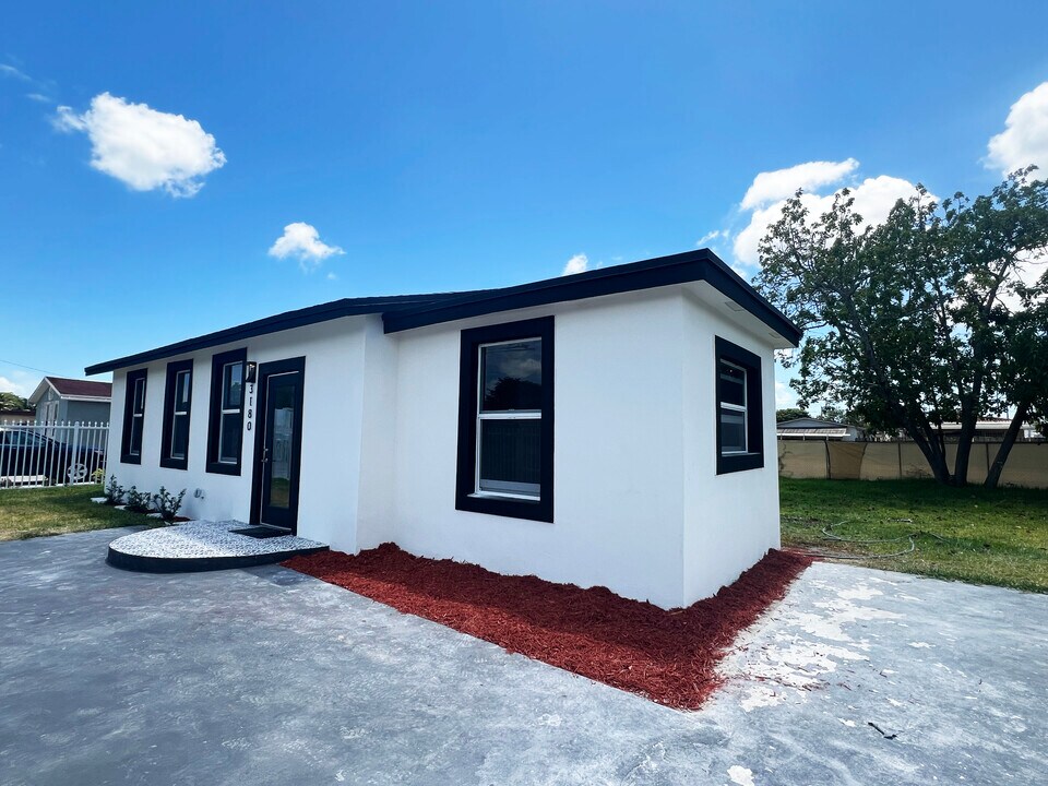 3180 NW 92nd St in Miami, FL - Building Photo
