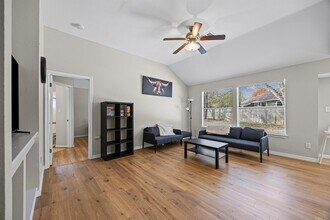 5006 Acorn Grove Ct in Austin, TX - Foto de edificio - Building Photo