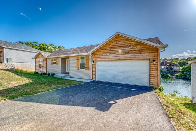204 E Sunset Cove Ln in Branson, MO - Building Photo - Building Photo