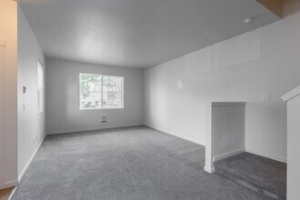The Landing Apartments and Townhomes in Oregon City, OR - Building Photo - Interior Photo