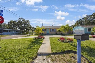 702 Gray St S in Gulfport, FL - Building Photo