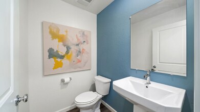 2043 W Pleasant Ave in Tulare, CA - Foto de edificio - Building Photo