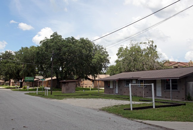 13507 Cecelia Ave in Tampa, FL - Foto de edificio - Building Photo