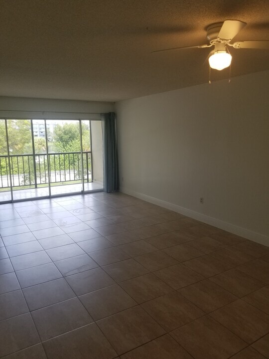 9150 Fontainebleau Blvd, Unit 307 in Miami, FL - Building Photo