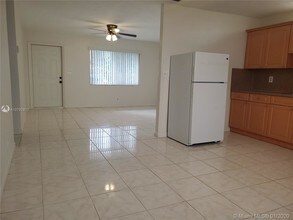 512 SW 2nd Ave-Unit -1-2 in Hallandale Beach, FL - Building Photo - Building Photo