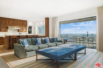 1347 Palisades Beach Rd in Santa Monica, CA - Foto de edificio - Building Photo