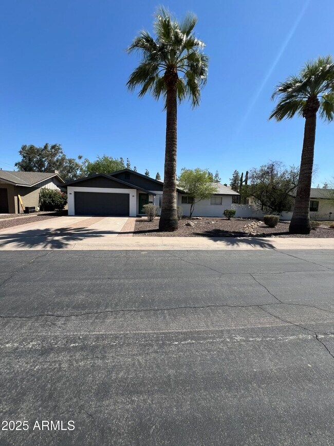 233 E Huntington Dr