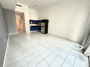 244 Biscayne Blvd, Unit 243 in Miami, FL - Building Photo - Building Photo