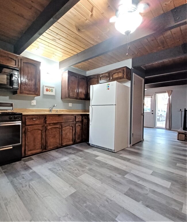 817 W Rainbow Blvd in Big Bear, CA - Building Photo - Building Photo