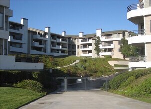 220 Nice Ln, Unit Apt 208 in Newport Beach, CA - Foto de edificio - Building Photo