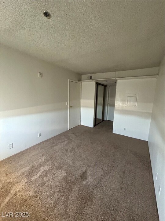 1381 E University Ave. in Las Vegas, NV - Building Photo