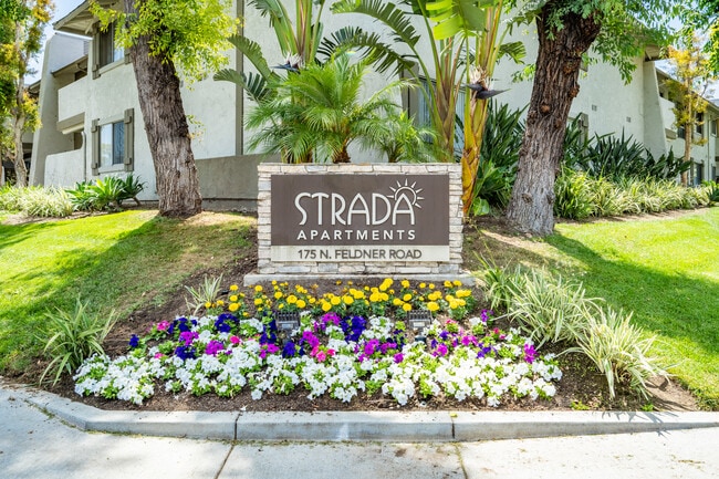 Strada Apartments in Orange, CA - Foto de edificio - Building Photo