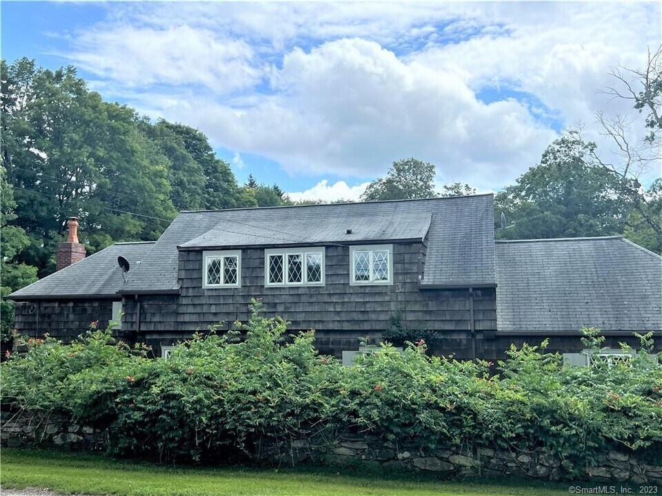 10 Herb Rd in Sharon, CT - Building Photo