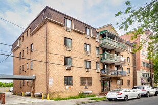 13218 Avery Ave in Flushing, NY - Building Photo