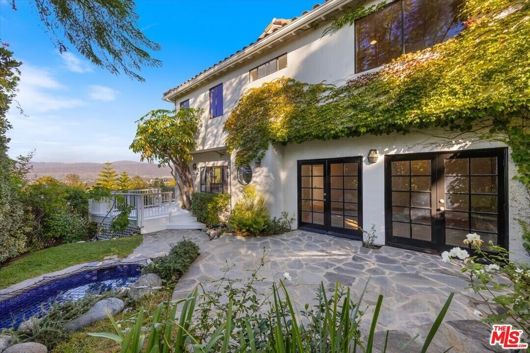 3630 Roberts View Pl in Los Angeles, CA - Building Photo
