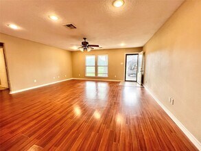 7017 Caldwell St in Hitchcock, TX - Foto de edificio - Building Photo