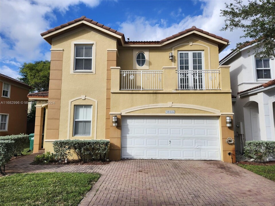 11035 NW 86th Terrace in Doral, FL - Foto de edificio