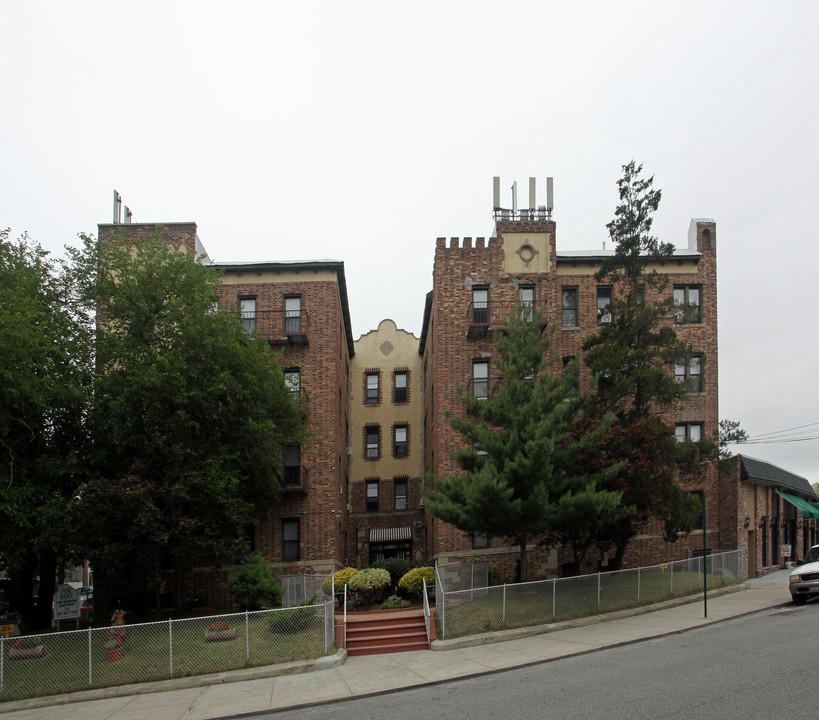 Hillcrest Gardens in Maspeth, NY - Building Photo