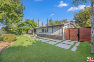 20412 Oxnard St in Los Angeles, CA - Building Photo - Building Photo